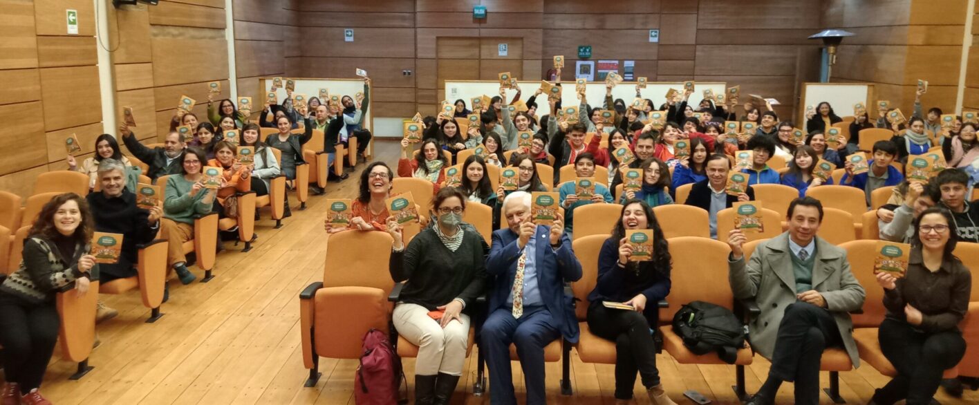Investigadora ULagos presentó libro de cómic para divulgar la ciencia