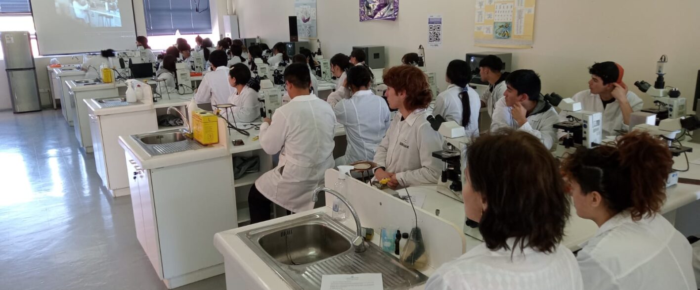 Estudiantes del liceo Carmela Carvajal tuvieron su primera clase en un laboratorio